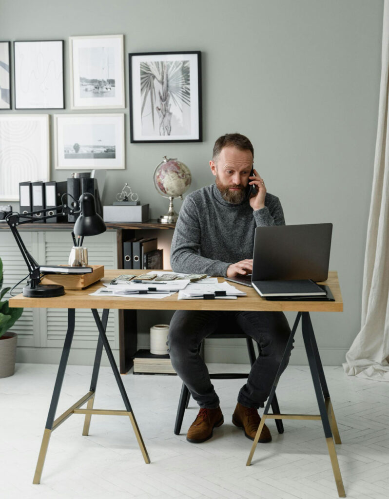 kantoor man aan telefoon expert wp