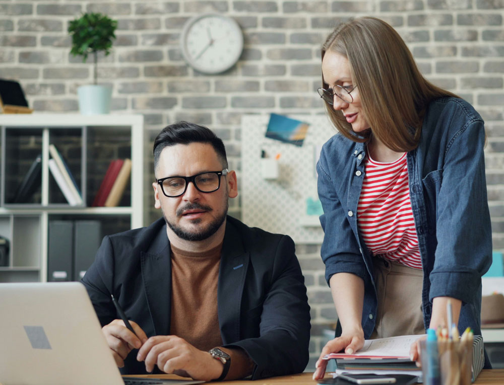 man en vrouw op kantoor expert wp